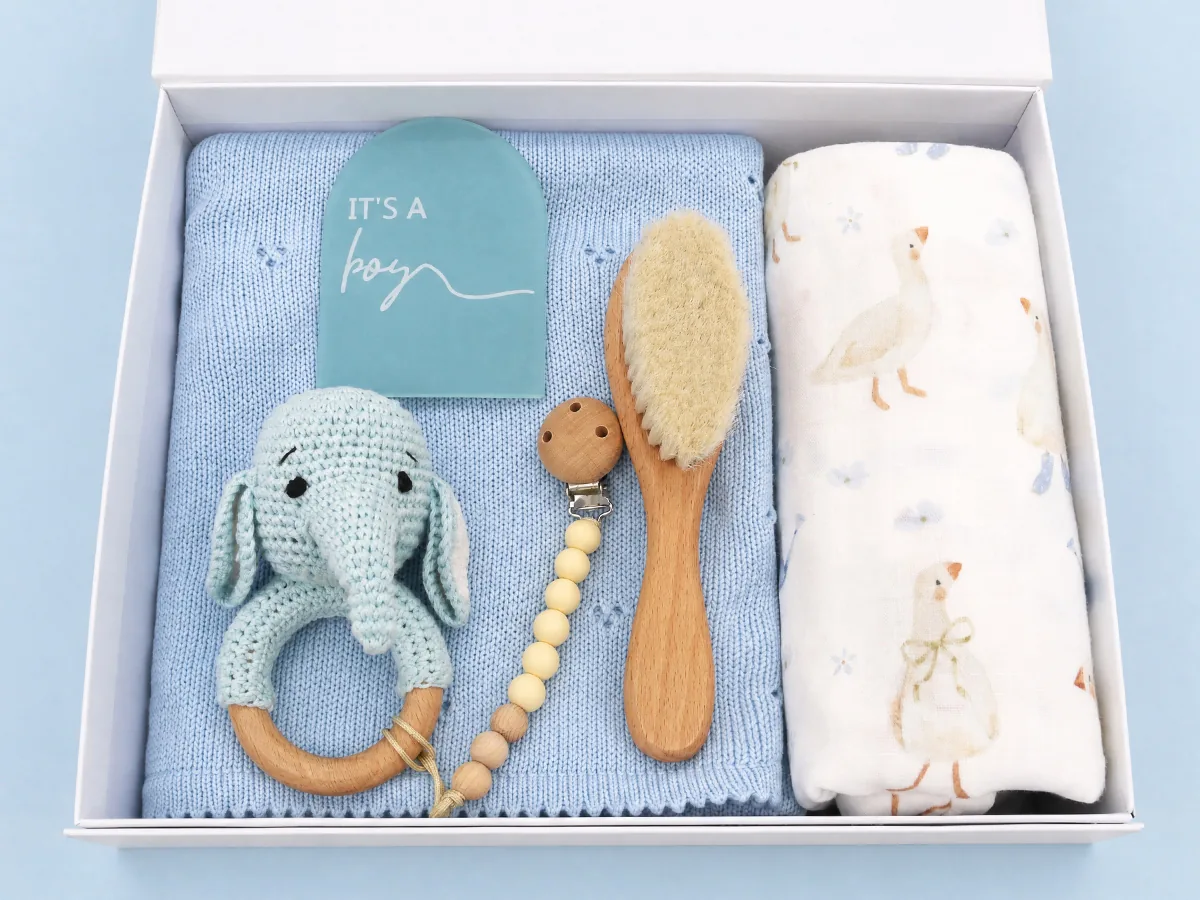 Coordinated newborn gift set with knitted blanket