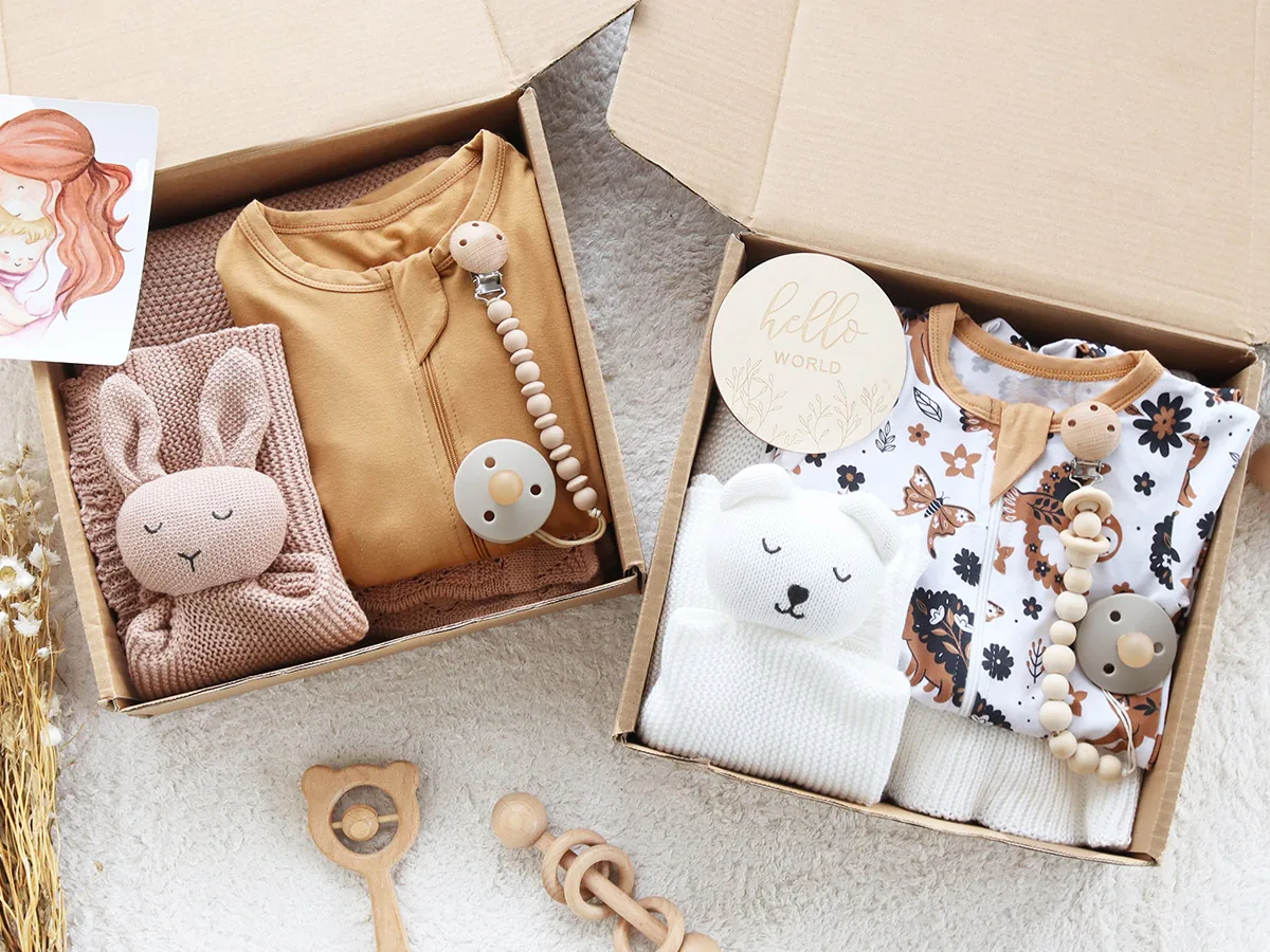 Gift packaged baby clothing sets with rompers and knitted accessories